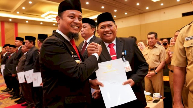 Gubernur Sulsel, Andi Sudirman Sulaiman< Salam Kpomando Bersama Kadis KOminfo Usai melantik dan Mengambil Sumpah 10 Kepala DInas 