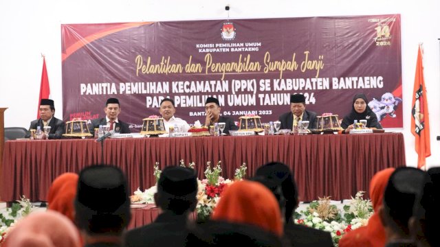 Bupati Bantaeng, DR Ilham Azikin menghadiri pelantikan 40 Panitia Pemilihan Kecamatan (PPK) di kantor KPU Bantaeng, Rabu 4 Januari 2023. 