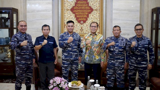 Wali Kota Makassar, Moh Ramdhan Pomanto menerima kunjungan dari Komandan Gugus Tempur Laut (Danguspurla) Koarmada II, Laksma TNI Deny Prasetyo di Kediaman Pribadinya, Kamis (5/1/2023).
