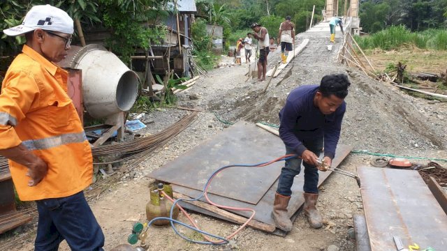 Salah Satu pekerja Kontruksi Jembatan yang sedang Melaksanakan Pengelasan 
