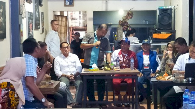 Ketua DPRD Kota Makassar, Rudianto Lallo memenuhi undangan Tokoh Masyarakat Kelurahan Pa&rsquo;Baeng-Baeng di Warkop Kongkow 86 Kompleks Perikanan Darat, Jumat 6 /1/2023.