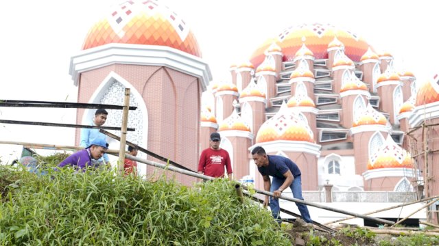 ASN Pemprov Sulsel yang melakukam Pembersihan di Sekitar Masjid 99 Kubah