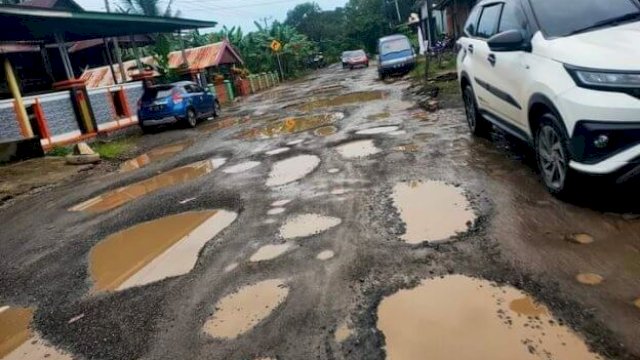 Pemerintah Provinsi Sulawesi Selatan melalui Dinas Pekerjaan Umum dan Tata Ruang (PUTR) Sulsel terus mengoptimalkan pengerjaan ruas jalan Pekkae - Takkalala yang saat tahap rekonstruksi dengan pengaspalan.