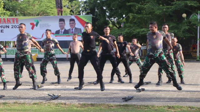 Ratusan aparat gabungan terdiri dari personel Korem 141 Toddopuli, Kodim 1407, Denpom XIV/1, Brimob Batalyon C Pelopor, Polres Bone, Basarnas, Satpol PP, dan BPBD Kabupaten Bone, berkumpul di Lapangan Merdeka, Kota Watampone, Selasa (10 Januari 2023) pagi.