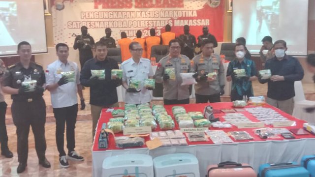 Wakil Ketua DPRD Makassar Andi Nurhaldin Nurdin Halid menghadiri rilis penangkapan pelaku pengedar narkoba jenis shabu-shabu seberat 43 kilogram di Polrestabes makassar, kamis 12 Januari 2023.&nbsp;