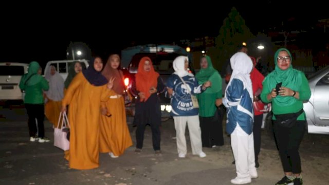 Para penyapu jalan di kota Masamba, Luwu Utara, yang saban hari terlihat di tepi jalan sambil memegang sapu di saat pagi masih buta adalah para pejuang kebersihan sesungguhnya. Mereka sudah terbangun dan bekerja di saat yang lain masih tertidur pulas.
