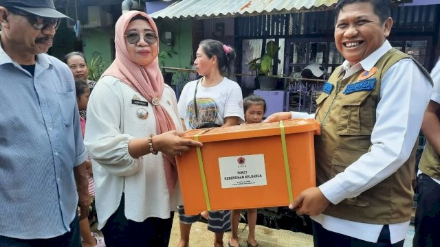 Kepala BPBD Provinmsi Sulsel Amsom Padolo Menyerahkan bantuan Bagi Korban kebakaran di Jalan Nuri Makassar 