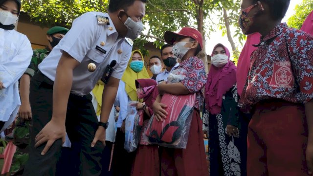 Bupati Bantaeng Ilham Azikin Menyapa Anak Peserta DIdik 