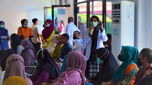 Rumah Sakit Umum Daerah (RSUD) H.A.Sulthan Dg Radja Bulukumba menggelar sosialisasi "Isi Piringku" sebagai salah satu upaya pencegahan stunting di Kabupaten Bulukumba.
Sosialisasi dilakukan kepada para pasien dan pengunjung rumah sakit yang tengah berada di kursi antrian politeknik rawat jalan.