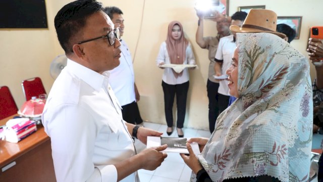 Pemerintah Kabupaten Bantaeng menyalurkan Rp590 Juta untuk 27 peternak yang ada di Bantaeng. Dana ini diberikan kepada peternak yang melakukan pemotongan bersyarat terhadap ternak mereka yang terinfeksi Penyakit Mulut dan Kuku (PMK).