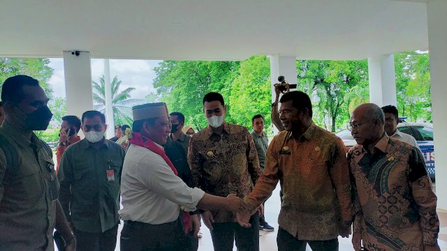 Bupati Bulukumba Andi Muchtar Yusuf menjabat Tangan menteri Dalam Negeri Tito Karnavian