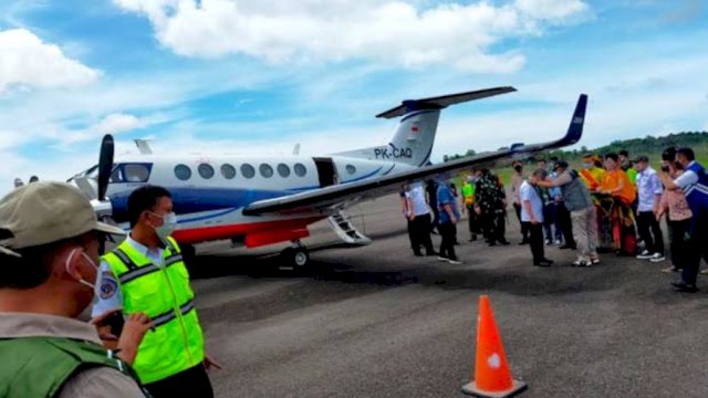 Suasana Penumpang menaiki Pesawat di Salah Satu Bandara perintis yang ada di Sulsle 
