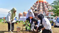 Ketua Tim PKK Sulsle Lakukan Penanaman 1.000 Pohon di Kawasan CPI