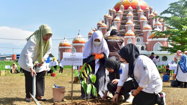 Ketyua TP PKK Provinsi Sulsle Naoimi melakukan penanaman Pohon di kawasan CPI 