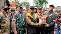 Gubernur Sulsel serahkan Bantuan Ke Warga Makassar Korban Dampak Banjir