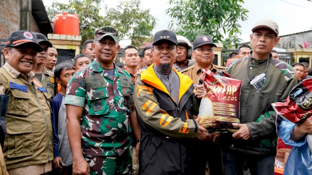 Gubernur Sulsel serahkan Bantuan Ke Warga Makassar Korban Dampak Banjir