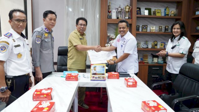 Penjabat Sekretaris Daerah Provinsi (Sekprov) Sulsel, Andi Aslam Patonangi, bersama Kepala Pusat Pengelolaan Transportasi Berkelanjutan (PPTB) Kementerian Perhubungan RI, Marwanto Heru Santoso, melakukan penyerahan BAST (Berita Acara Serah Terima) pelabuhan pengumpan di sembilan titik di Sulsel.&nbsp;