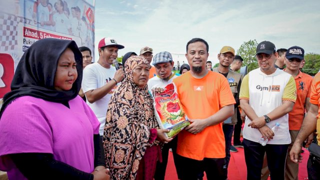 Maliang Pedagang di Tanjung Bira Senang Masjid Terapung Diresmikan