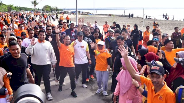 Gubernur Andi Sudirman Salurkan Bantuan Kepada Warga Terdampak Relokasi Pantai Merpati di Bulukumba