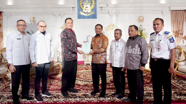 Gubernur Andi Sudirman Terima Sertifikat Hak Pakai Bandara Sorowako