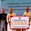Gubernur Sulsel Serahkan Bantuan Keuangan Rp 25 M ke Takalar, Untuk Pembangunan Tanggul Penahan Abrasi