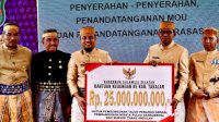 Gubernur Sulsel Serahkan Bantuan Keuangan Rp 25 M ke Takalar, Untuk Pembangunan Tanggul Penahan Abrasi