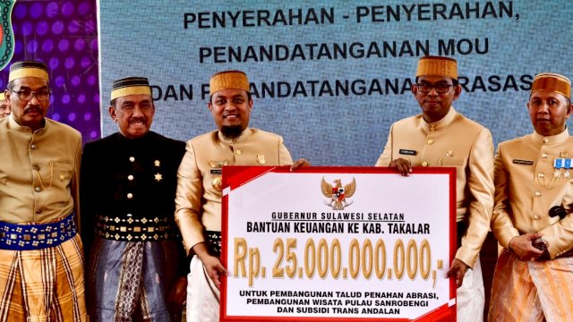 Gubernur Sulsel Serahkan Bantuan Keuangan Rp 25 M ke Takalar, Untuk Pembangunan Tanggul Penahan Abrasi
