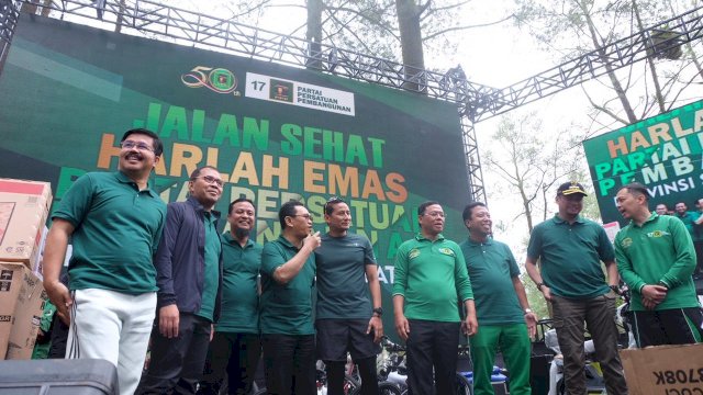 Pererat Persaudaraan, Danny Pomanto Jalan Sehat Bareng Sandiaga Uno