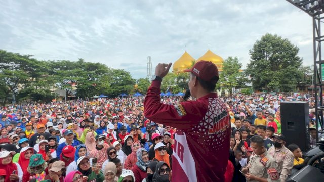 Ketua DPRD Rudianto Ramaikan Jalan Sehat Bersama Puluhan Ribu Masyarakat Biringkanaya