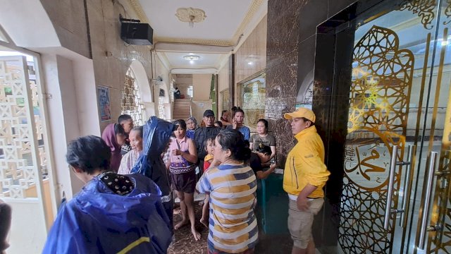 Nurhaldin Bantu Evakuasi Korban Banjir di Sukamaju