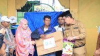 Wabup Edy Manaf Serahkan Bantuan Korban Kebakaran di Bentenge
