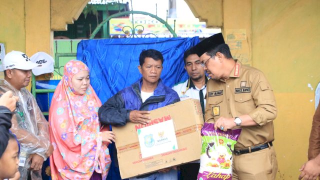 Wabup Edy Manaf Serahkan Bantuan Korban Kebakaran di Bentenge