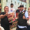 Rudianto Lallo Bagi-bagi Sembako ke Warga Terdampak Banjir di Kelurahan Paccerakkang
