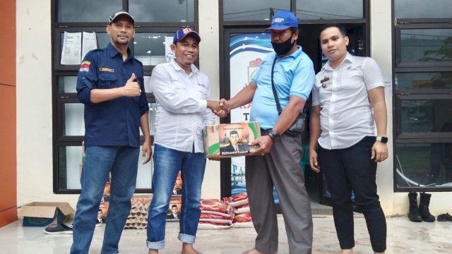 Yayasan Bentukan Ketua DPRD Rudianto Lallo Bantu Korban Banjir di Makassar