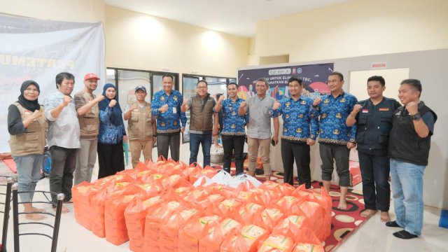 Sekretariat DPRD Makassar Salurkan Bantuan Buat Korban Banjir di Biringkanaya