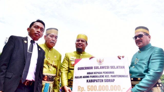 679 Kabupaten Sidrap, Gubernur Sulsel Serahkan Rp 500 Juta Hibah untuk Masjid Agung Sidrap