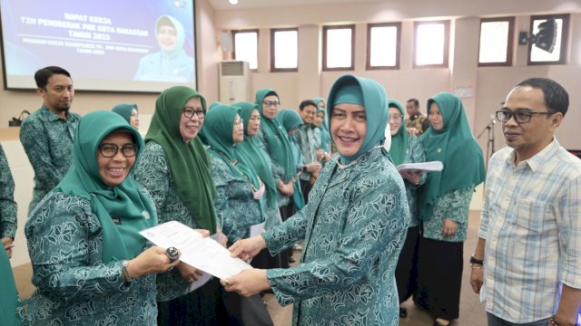 <em>Kukuhkan Pengurus Antar Waktu TP PKK, Indira Yusuf Ismail Minta Pengurus Jaga Kekompakan</em>