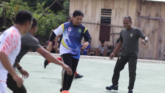 Wabup Suaib Mansur Unjuk Kebolehan Bermain Futsal, Cetak Satu Gol dari Tengah Lapangan
