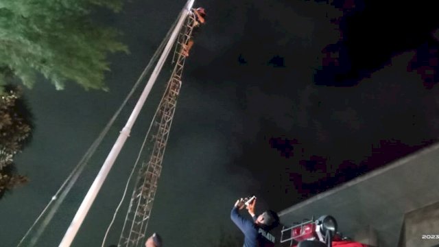 Damkar Ganti Tali Tiang Bendera DPRD Makassar