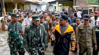 Bersama Pandam XIV Hasanuddin Gubernur Sulsel Terobos Banjir di Tamalanrea