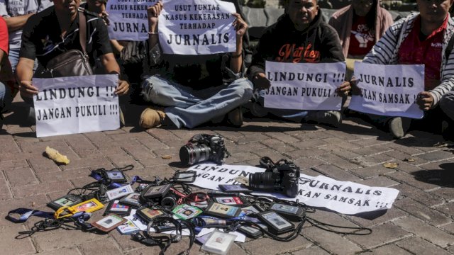 Sejumlah jurnalis melakukan aksi menolak kekerasan terhadap jurnalis di depan Makodam IX/Udayana, Denpasar, Bali, 4 Oktober 2016.]