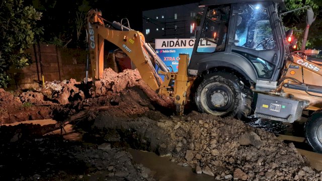 Dinas Pekerjaan Umum dan Penataan Ruang (PUTR) Provinsi Sulawesi Selatan (Sulsel) melakukan pembersihan saluran drainase, Jalan Hertasning, Rabu, 1 Februari 2022.