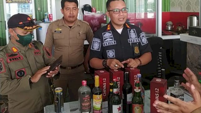 Satuan Polisi Pamong praja, Kabupaten Kepulauan Selayar, bersama tim terpadu organisasi perangkat daerah menyisir sejumlah menyisir sejumlah wisma yang diduga ikut memperjual belikan minuman beralkohol&nbsp;