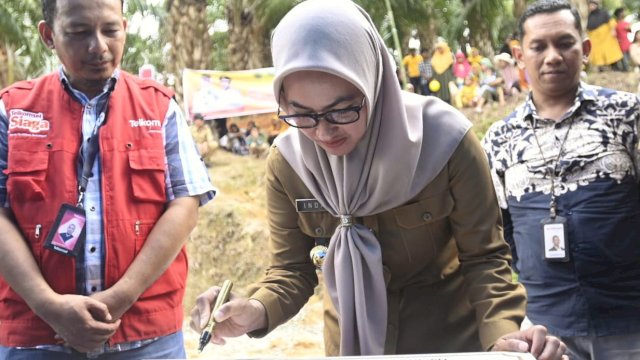 Melalui koordinasi Pemerintah Kabupaten Luwu Utara, DPR RI (Komisi I), BAKTI Kemen Kominfo RI, Operator Telekomunikasi PT. Telkomsel, Provider menara PT. Daya Mitra telekomunikasi, dan kontraktor menara PT. Binatel,