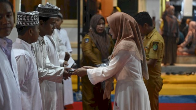 Bupati Luwu Utara Indah Putri Indriani memberikan Santunan kepada Anak Yatim di malam Perayaan Ulang Tahunnya 