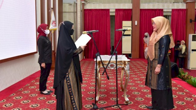 Trotoar.id, Makassar - Ketua Dewan Kerajinan Nasional Daerah (Dekranasda) Provinsi Sulsel, Naoemi Octarina, melantik Suhara Dollah Mando sebagai Ketua Dekranasda Kabupaten Sidrap dengan sisa masa bakti tahun 2022-2023, yang dilaksanakan di Baruga Karaeng Pattingalloang, Rujab Gubernur Sulsel, Kamis, 16 Februari 2023.