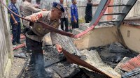 Ringankan Beban Korban Kebakaran, Tim Brimob Bone Turun Bantu Bersihkan Puing-puing