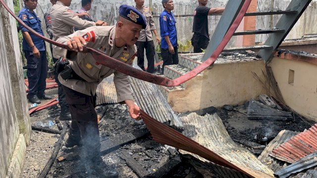 Personil Brimob Polda Sulsle Membersihkan Puing-Puing Sisa Kebakaran 