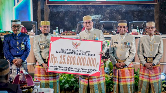 Gubernur Sulsel Andi Sudirman Sulaiman Menyerahkan Bantuan Dana Kepada  Bupari Barru 