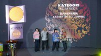 Pertama Kalinya, Bupati Andi Utta Terima Piala Adipura